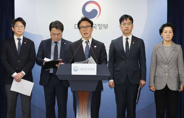 김민석(가운데) 국무총리가 지난 16일 서울 종로구 정부서울청사에서 행정통합 지원방안을 발표하고 있다. 정부는 대전·충남, 광주·전남 특별시에 대해 4년간 각각 최대 20조원 수준의 재정 지원 방침을 밝혔다. 연합뉴스