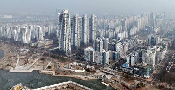 지난해 외지인들이 사들인 인천 아파트가 2만4천415가구로 2024년 2만38가구 보다 21.8% 증가했다. 이들은 주로 검단,청라, 송도 등 신도시 아파트를 매수했다. 사진은 청라국제도시 전경. 조병석기자