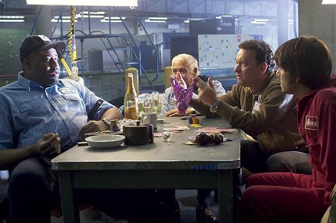 위기 상황에서도 미소를 잃지 않는 태도 덕분에 나보스키는 공항에서 많은 친구를 사귀게 된다. 그들은 나보스키가 어려움을 해결하는 데 도움을 준다. [IMDb]