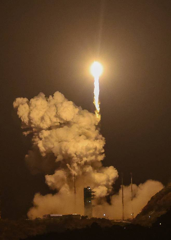 누리호 4차 발사는 2023년 5월 이후 약 2년 반 만에 이뤄졌다. 2009년 나로호 1차 발사 이후 한국에서 발사된 7번째 발사체다. 민간 주도로 만들어진 국내 첫 우주 발사체이기도 하다. 민간기업인 한화에어로스페이스가 제작 전 과정을 주관했다. 이번 발사로 한화에어로스페이스는 우주 발사체 시장 진출의 발판을 마련하게 됐다. [뉴스1]