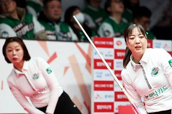 18일 열린 PBA팀리그 플레이오프 4차전에서 하나카드가 김가영과 김진아의 활약에 힘입어 웰컴저축은행을 물리치고 게임스코어 3:1로 파이널에 진출, ‘디펜딩챔피언’ SK렌터카와 우승컵을 놓고 격돌한다. 2세트에서 김가영과 사카이가 공격이 성공하는지 바라보고 있다. (사진=PBA)