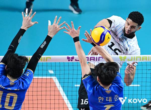 ‘레오 대폭발’ 현대캐피탈, 우리카드 3-0 제압...선두와 승점 한 점 차! [MK현장]