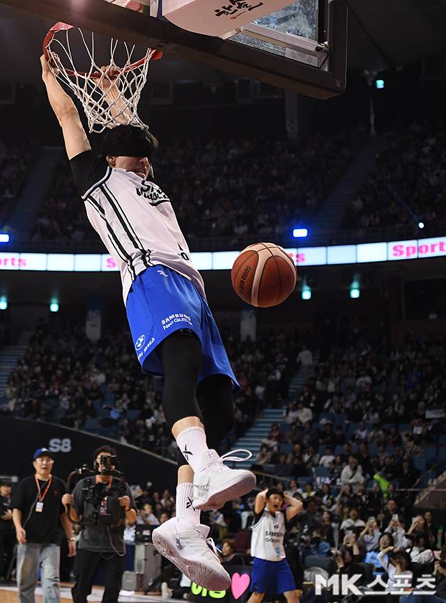 조준희가 안대를 쓴 상태로 덩크슛에 성공하고 있다. 사진=천정환 기자