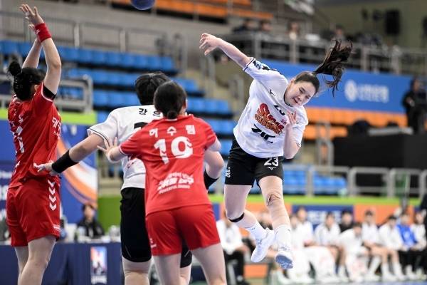 사진 점프슛을 하는 SK슈가글라이더즈 송지은