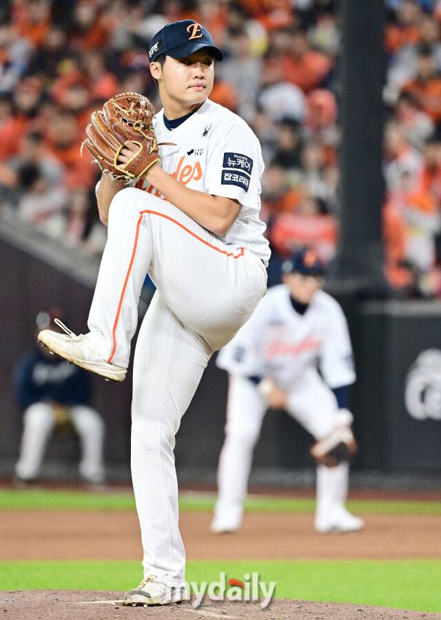 31일 오후 대전 한화생명 볼파크에서 진행된 '2025 신한 SOL Bank KBO 한국시리즈 5차전' LG트윈스-한화 이글스와의 경기. 한화 정우주가 2회초 구원 등판해 역투를 펼치고 있다./마이데일리