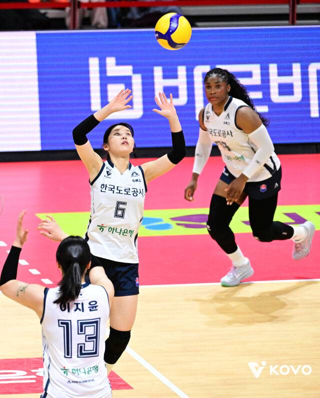 모마와 호흡을 맞추는 이윤정./KOVO