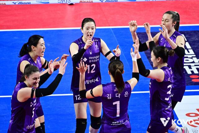 '4세트 외인 제외 초강수' 흥국생명 풀세트 접전 끝 4연승 질주, 김다은 18점 활약... IBK 6연승 실패 [MD화성]