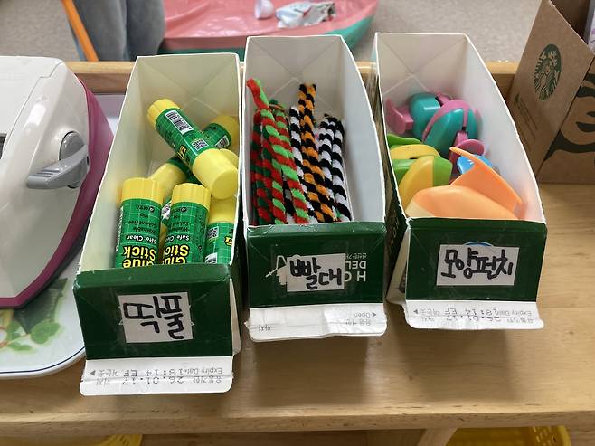 도봉도선어린이집 교실에 우유팩으로 만든 도구함이 비치돼 있다. 손인규 기자