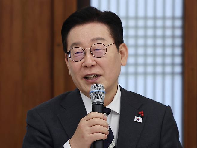 이재명 대통령이 16일 청와대 상춘재에서 열린 정당 지도부 초청 오찬에서 발언하고 있다. [연합]