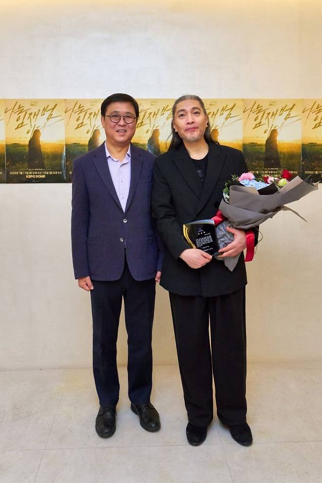 왼쪽부터 최휘영 문화체육관광부 장관, 임재범/문화체육관광부 제공