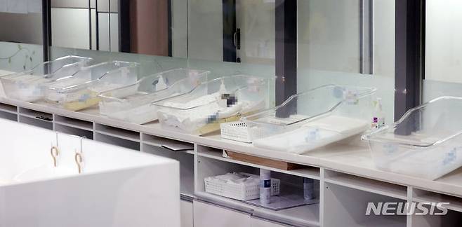 [서울=뉴시스] 서울 시내의 한 산후조리원 신생아실 모습. (사진=뉴시스 DB) 2024.04.24. photo@newsis.com