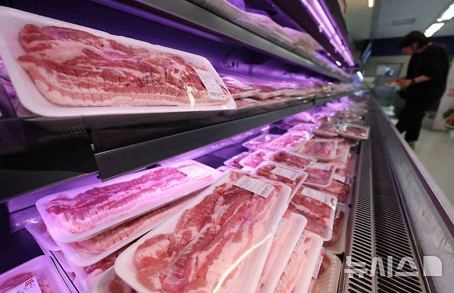 [서울=뉴시스] 김진아 기자 = 서울 시내의 한 대형마트에 진열된 돼지고기. 2025.05.13. bluesoda@newsis.com
