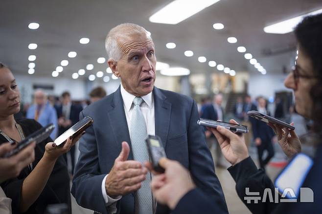 [워싱턴=AP/뉴시스] 지난 2024년 6월 25일 도널드 트럼프 미국 대통령 감세 법안에 반대했다는 이유로 공격을 받아온 톰 틸리스(공화·노스캐롤라이나) 상원의원이 다음 선거에 출마하지 않겠다고 밝혔다.  사진은 틸리스 의원이 미 의회에서 기자들의 질문에 답하는 모습. 2026.01.18.