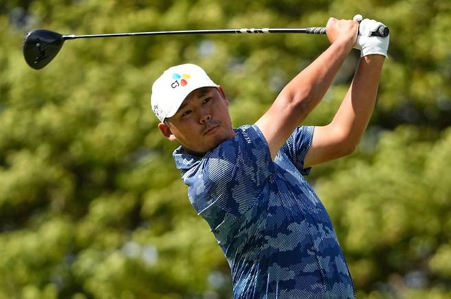 [호놀룰루=AP/뉴시스] 김시우가 17일(현지 시간) 미 하와이주 호놀룰루의 와이알레이 컨트리클럽에서 열린 미국프로골프(PGA) 투어 소니 오픈 인 하와이 3라운드 2번 홀에서 티샷하고 있다. 2라운드 공동 22위였던 김시우는 경기가 진행 중인 가운데 중간 합계 7언더파 203타로 3라운드를 마쳤다. 2026.01.18.