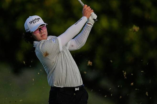 [호놀룰루=AP/뉴시스] 김성현이 16일(현지 시간) 미 하와이주 호놀룰루의 와이알레이 컨트리클럽에서 열린 미국프로골프(PGA) 투어 소니 오픈 인 하와이 2라운드 11번 홀에서 티샷하고 있다. 첫날 공동 3위였던 김성현은 경기가 진행 중인 가운데 중간 합계 9언더파 131타로 2라운드를 마쳤다. 2026.01.17.