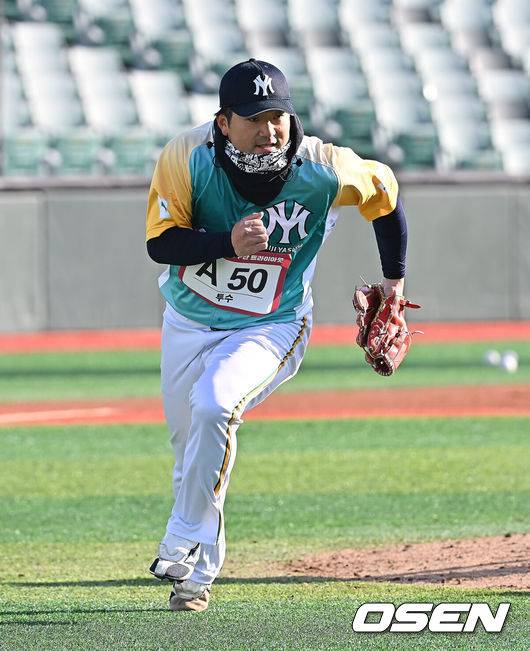 [OSEN=울산, 이석우 기자] 13일 울산 문수야구장에서 울산 웨일즈 트라이아웃이 열렸다. 정원 35명 모집에 무려 230명이 지원한 KBO 퓨처스리그 최초의 시민구단 울산 웨일즈는 13·14일 이틀간의 트라이아웃을 거쳐 15일 합격자를 발표한다.일본 오카다 아키타케가 트라이아웃에 참가하고 있다. 2026.01.13 / foto0307@osen.co.kr