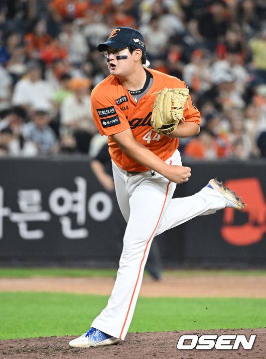 [OSEN=대전, 이대선 기자] 13일 오후 대전 한화생명볼파크에서 2025 신한 SOL Bank KBO리그 한화 이글스와 키움 히어로즈의 경기가 열렸다.한화는 폰세, 키움은 하영민을 선발 투수로 내세웠다.9회초 2사에서 한화 김서현이 역투하고 있다. 2025.09.13 /sunday@osen.co.kr