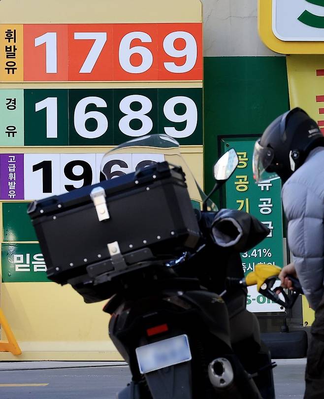 국내 주유소 휘발유와 경유 주간 평균 가격이 6주 연속 하락했다. 뉴스1