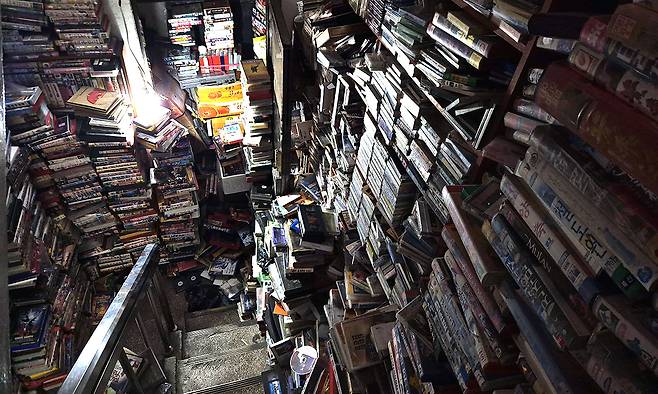 지난 9일 동묘앞역에서 청계천을 건너 마주한 김원일씨가 운영 중인 중고 비디오테이프 가게에 과거 명작으로 남은 수많은 테이프가 마치 성벽처럼 쌓여 보관되고 있다.
