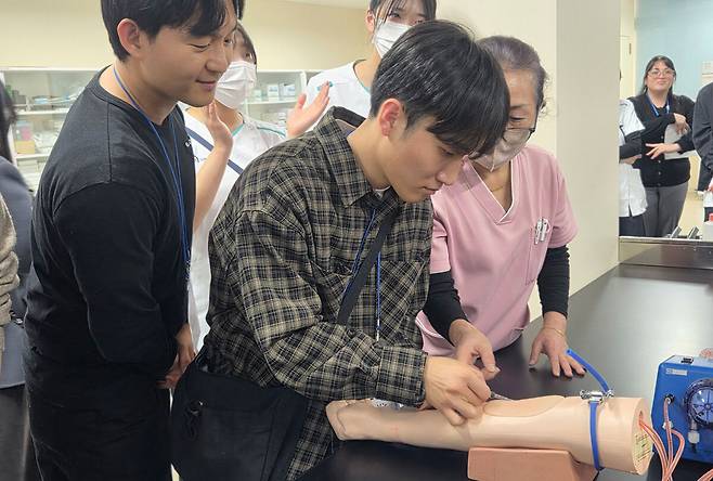 일본 국제의료전문학교를 방문한 재학생이 교류회 행사에서 실습 체험을 하고 있다. 대구보건대학교 제공