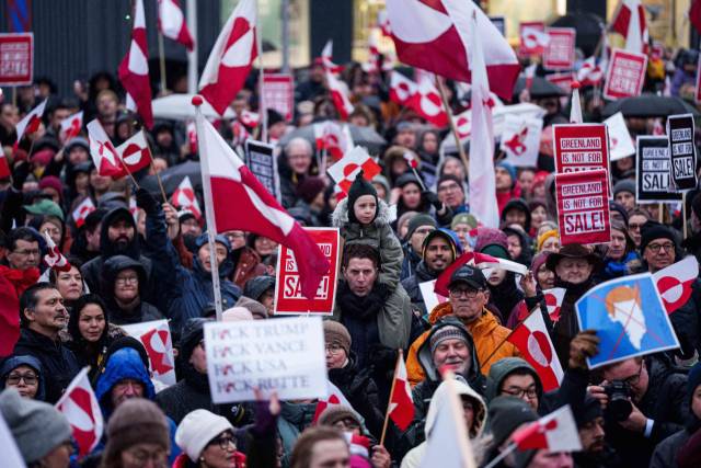 그린란드 수도 누크에서 17일(현지 시간) 시민들이 트럼프 대통령의 병합 정책에 반대하는 시위를 하고 있다. AP연합뉴스