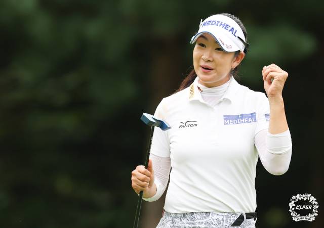 퍼팅을 성공한 뒤 기뻐하고 있는 김아림. 사진 제공=KLPGA