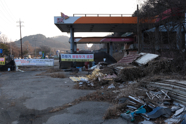 18일 경기 남양주시 경춘국도 변의 한 폐주유소에 목재 등 각종 폐기물이 쌓인 채 방치돼 있다. 남양주=황동건 기자