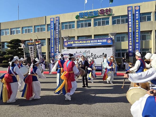 2025년 12월4일 충북 옥천군청 앞마당에서 ‘농어촌 기본소득사업 선정 범군민 축하대회’가 열렸다. ⓒ옥천군