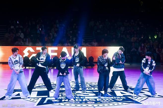 그룹 앤팀(&TEAM) 멤버들이 17일 일본 나가사키 해피니스 스타디움에서 진행된 B리그 올스타 위크앤드 2026에 공연을 하고 있다. 사진제공｜B리그