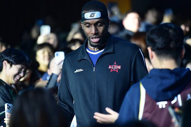 ‘2025~2026 LG전자 프로농구 올스타전’이 열린 18일 잠실체육관서 라건아가 인기 애니메이션 나루토의 닌자 분장을 한 채 입장하고 있다. 사진제공｜KBL