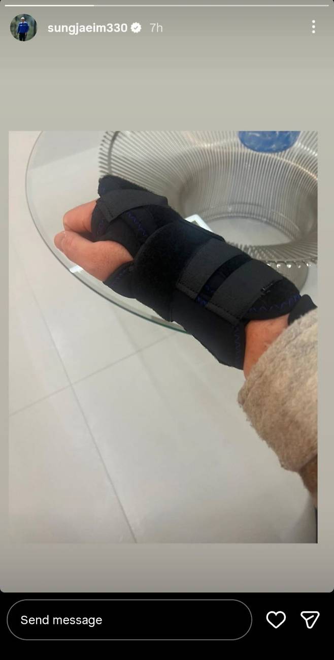 임성재가 손목 보호대를 하고 올린 사진. SNS 캡처