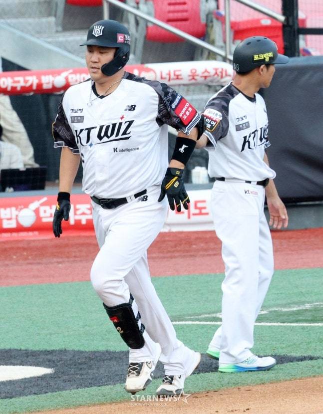 지난해 6월 홈런을 쏘아올린 장성우(왼쪽). /사진=김진경 대기자