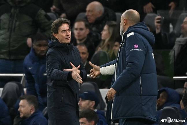 토마스 프랭크(왼쪽) 토트넘 홋스퍼 감독과 누누 에스피리투 산투 웨스트햄 유나이티드 감독이 18일(한국시간) 영국 런던의 토트넘 홋스퍼 스타디움에서 열린 2025~2026시즌 잉글랜드 프리미어리그(EPL) 22라운드 경기가 끝난 뒤 악수하고 있다. /AFPBBNews=뉴스1