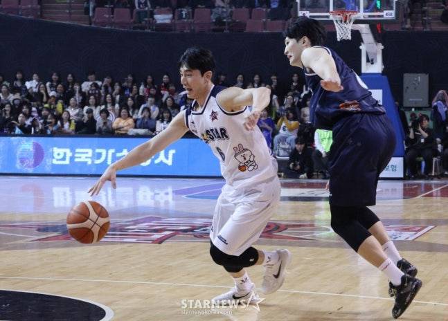 돌파를 시도하는 박지훈(왼쪽). /사진=김진경 대기자