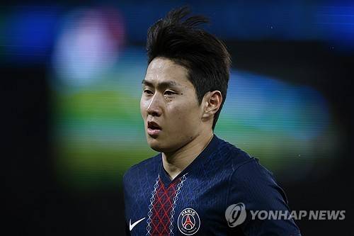 스페인 라리가의 강호 아틀레티코 마드리드가 대한민국 국가대표 미드필더 이강인 영입을 위해 구단 수뇌부를 파견하는 등 총력전을 펼쳤다. 그러나 소속팀 파리 생제르맹(PSG)의 완강한 거절에 부딪혀 사실상 무산됐다. 마테우 알레마니 아틀레티코 단장이 파리를 직접 방문한 사실이 알려졌으나 PSG는 이강인을 장기 프로젝트의 핵심 자원으로 분류하고 있어 붙잡겠다는 입장이다. 연합뉴스