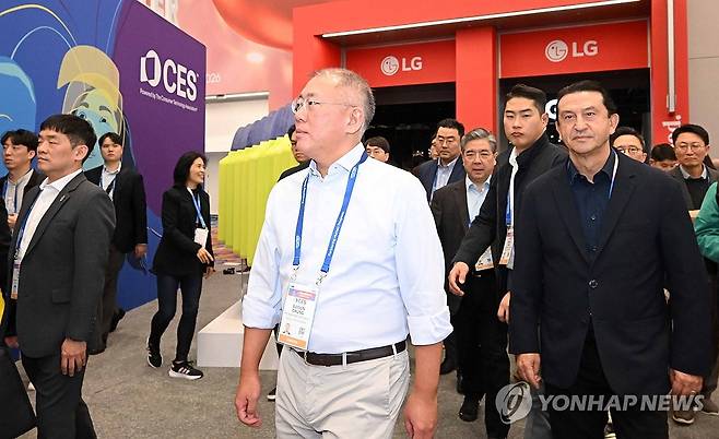 CES 2026 둘러보는 정의선 회장과 호세 무뇨스 대표 정의선 현대차그룹 회장과 호세 무뇨스 현대자동차 대표가 1월 6일(현지시간) 미국 네바다주 라스베이거스 LVCC에서 열린 세계 최대 가전·정보기술(IT) 전시회 'CES 2026'를 둘러보고 있다. [연합뉴스 자료사진]