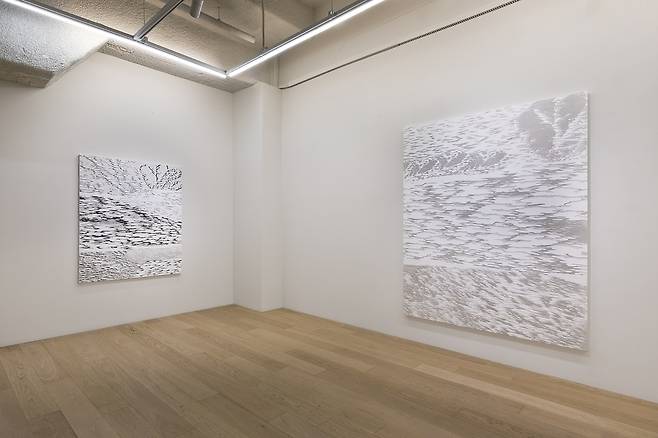 박철호 개인전 '중첩' 전시전경 박철호의 '물결' 연작이 전시된 모습
[가나아트 한남 제공. 재판매 및 DB 금지]