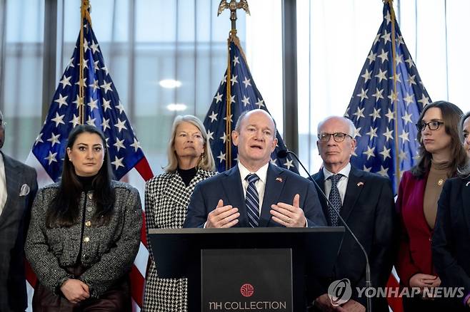 덴마크 코펜하겐에서 미국 여야 의원들과 함께 기자회견하는 크리스 쿤스 민주당 상원의원(가운데) [EPA=연합뉴스. 재판매 및 DB 금지]