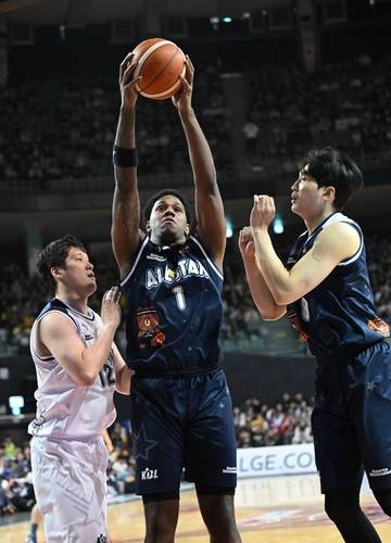 리바운드 잡아내는 네이던 나이트 [KBL 제공. 재판매 및 DB 금지]