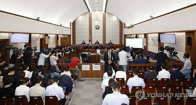 발언하는 백대현 부장판사 (서울=연합뉴스) 윤석열 전 대통령의 특수공무집행방해, 직권남용 권리행사방해 등 혐의 사건 1차 공판이 열린 26일 서울 서초구 서울중앙지법에서 백대현 부장판사가 발언하고 있다. 2025.9.26 [사진공동취재단] photo@yna.co.kr