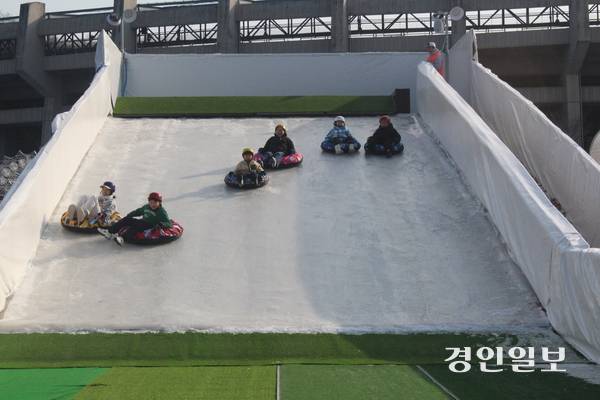 지난 16일 부천 아이스월드 ‘빙파니아’를 찾은 시민들이 서브 링크에 마련된 아이스 슬라이더에서 얼음 위를 미끄러지는 듯한 짜릿한 스릴을 즐기고 있다. 2025.1.16 /김연태기자 kyt@kyeongin.com