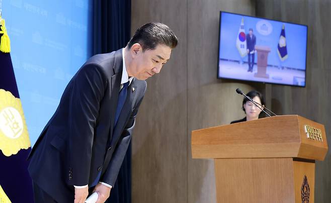 ▲ 더불어민주당 김병기 의원이 19일 국회 소통관에서 당 윤리심판원의 제명 결정과 관련한 입장을 밝힌 뒤 고개 숙여 사과하고 있다. 김 의원은 각종 의혹으로 제명 결정을 받은 데 대해 "당에 부담을 주지 않기 위해 재심을 신청하지 않고 떠나겠다"고 밝혔다. /연합뉴스