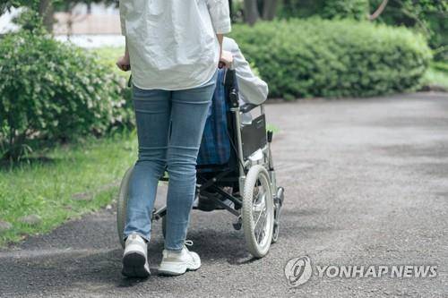 부모 간병 [사진=연합뉴스]&nbsp;※사진은 기사 내용과 관련 없음.
