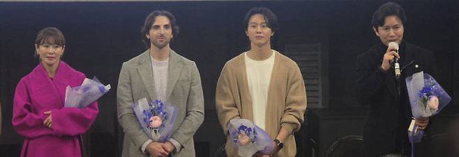 사진 왼쪽부터 예지원 배우, 해리 벤자민, 유정하. 김민종 배우가 무대 인사하고 있다.       사진 한성일 기자