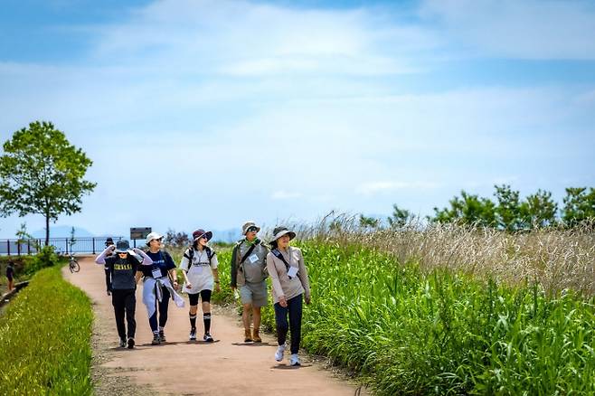 순천시 남파랑길을 여행하는 관광객들./ 순천시 제공