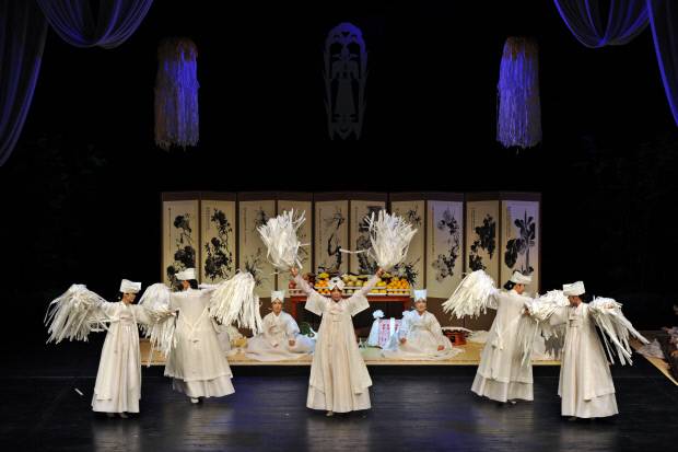 진도 씻김굿을 모티브로 한 음반 ‘나를 위한 노래-씻김’을 공개했다. ‘지전춤’ 한 장면.  <국립남도국악원 제공>