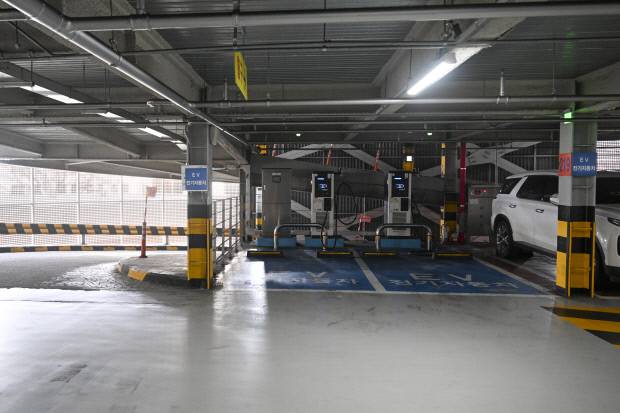 19일 광주시 동구 전남대병원 제2주차장에 설치된 전기차 충전소가 비어 있다.  /김진수 기자 jeans@