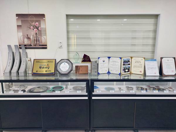 에프디씨의 로비에 각종 수상기록물이 전시돼 있다. / 허충호 기자