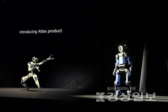 ▲ 현대자동차 그룹의 로봇 계열사 보스턴다이내믹스가 최근 열린 세계 최대 전자·IT 박람회 'CES 2026'에서 휴머노이드 로봇 '아틀라스'를 공개한 가운데 해외 매체들이 이를 집중 조명하고 호평했다. 사진은 'CES 2026'에서 공개된 '차세대 전동식 아틀라스 연구형 모델'(왼쪽)과 '차세대 전동식 아틀라스 개발형 모델'. 현대차 제공