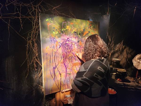 17일 창원 빨간객석 소극장에서 <도시의 독백-사물들의 제의>가 열리고 있다. 한 관람객이 돌멩이를 붓으로 삼아 캔버스를 채우고 있다. /류민기 기자